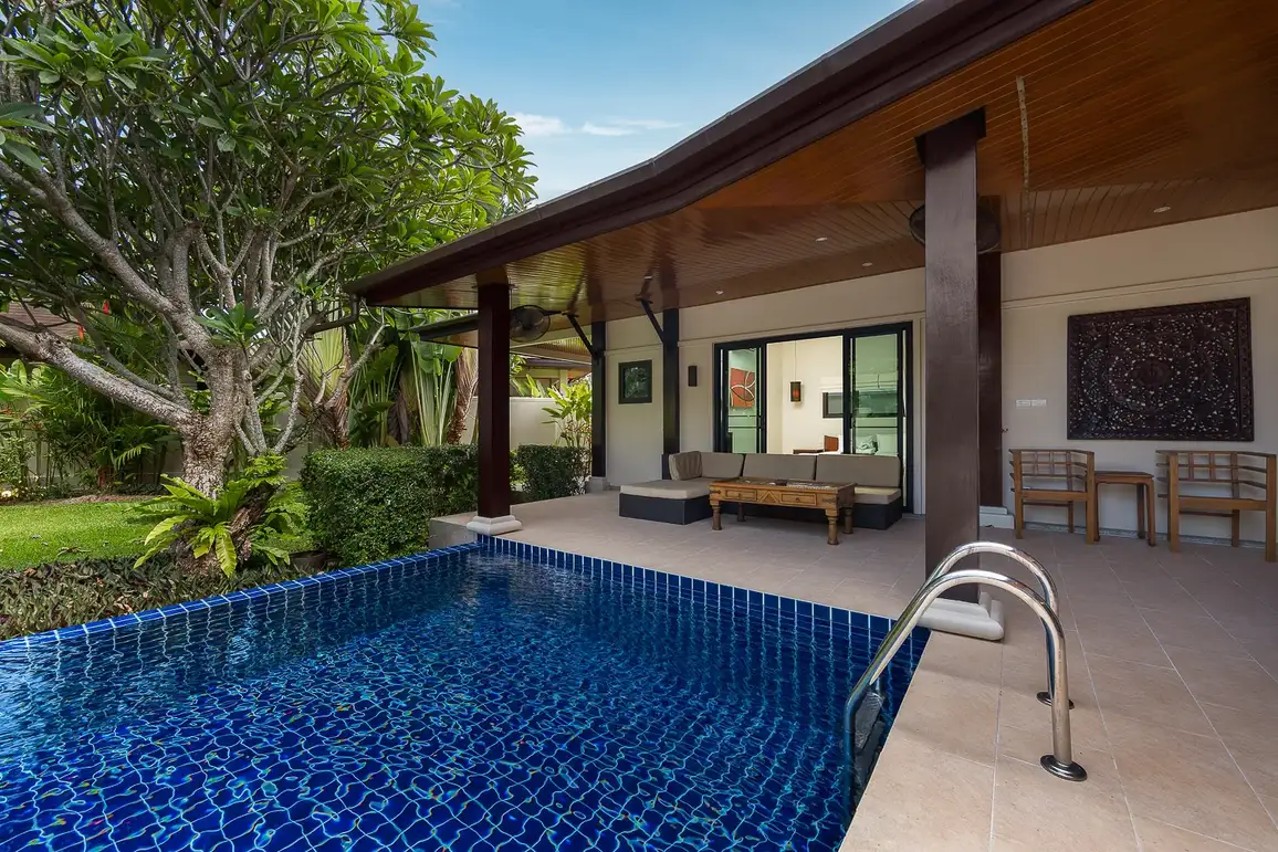 Villa Haeata, Най Харн — лаунж-зона под навесом у воды
