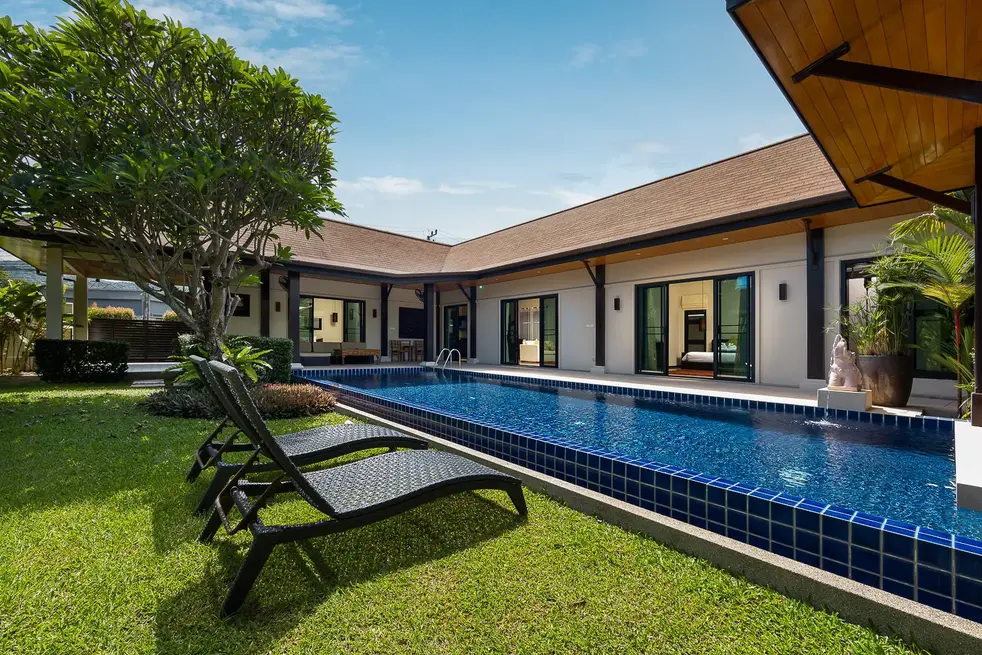 Villa Haeata, Най Харн — бассейн и шезлонги на газоне