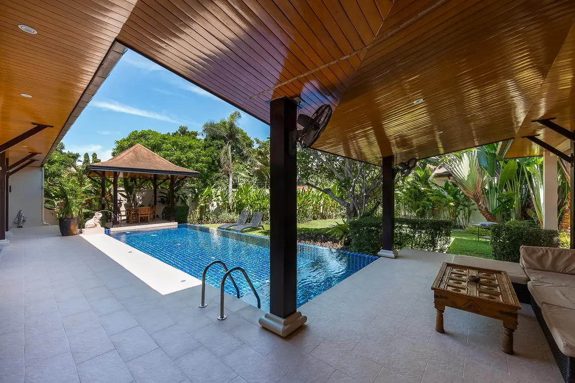 Villa Haeata, Най Харн — крытая терраса у бассейна