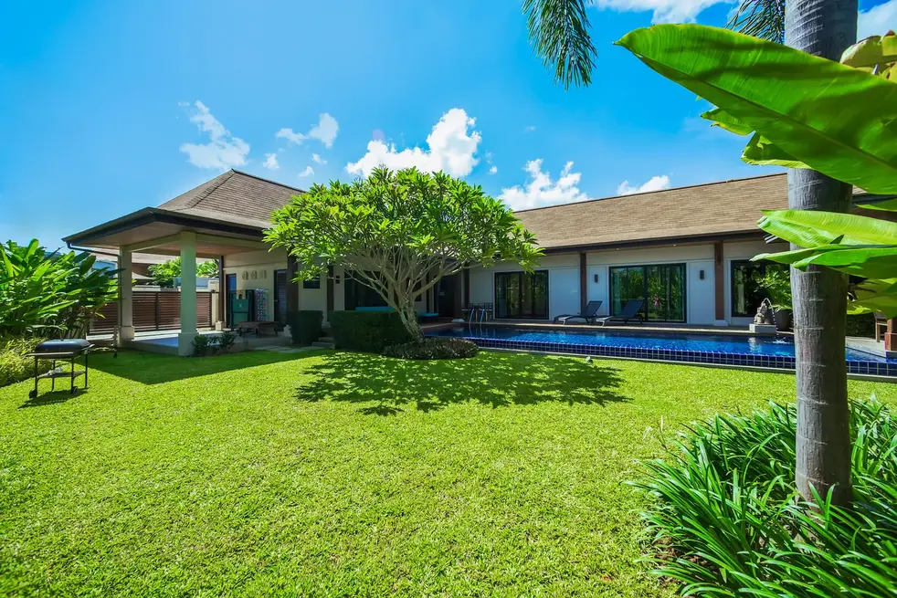Villa Haeata, Най Харн — вид на виллу через сад