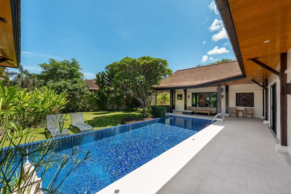 Villa Haeata, Най Харн — бассейн и сад с высокими деревьями