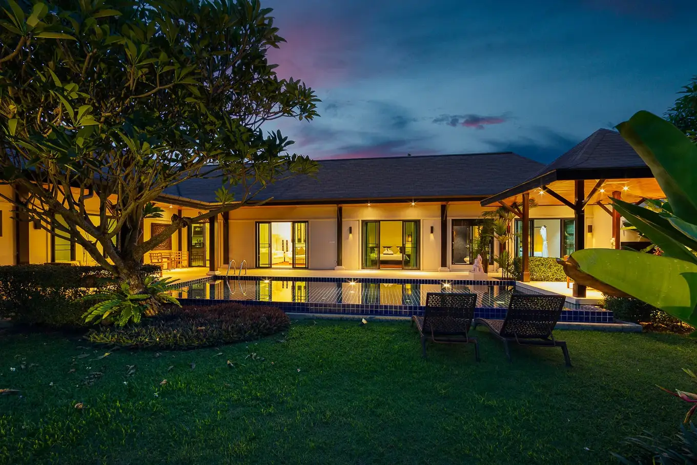 Villa Haeata, Най Харн — вечерний вид виллы и бассейна