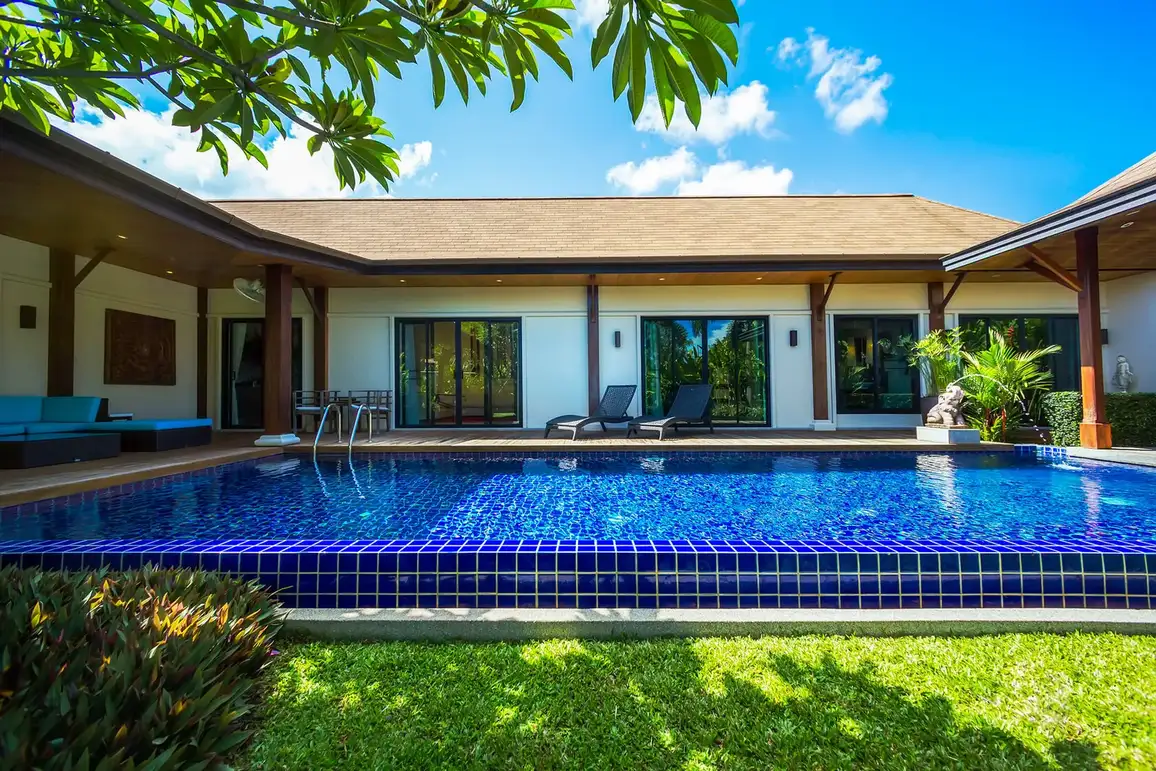 Villa Haeata, Най Харн — бассейн и крытая терраса днём