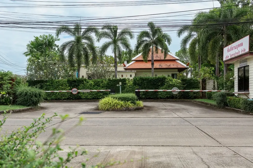 Villa Hoata, Най Харн — дорога вдоль комплекса Baan Bua