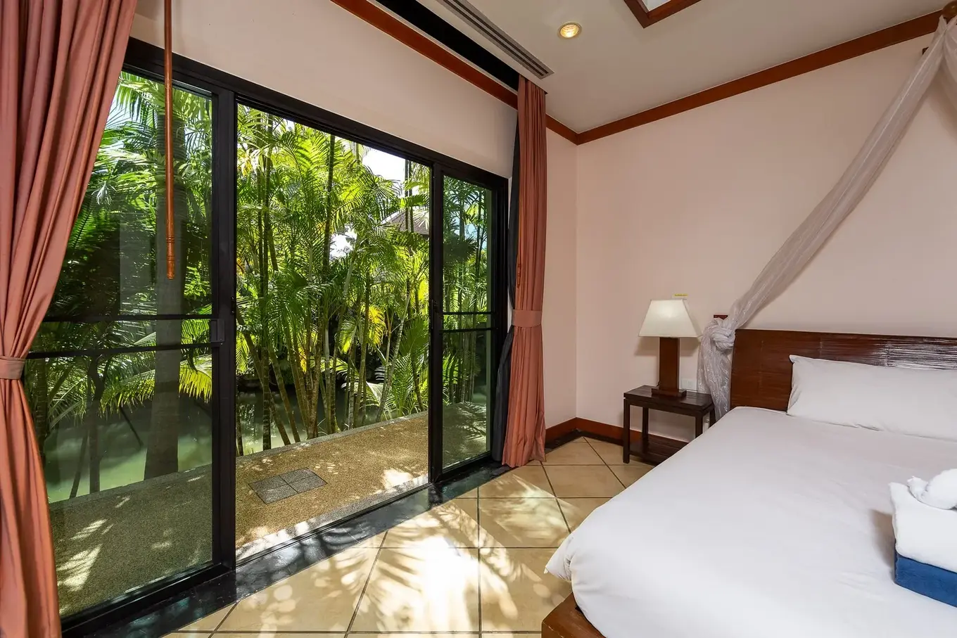 Villa Hoata, Най Харн — вид в сад из спальни