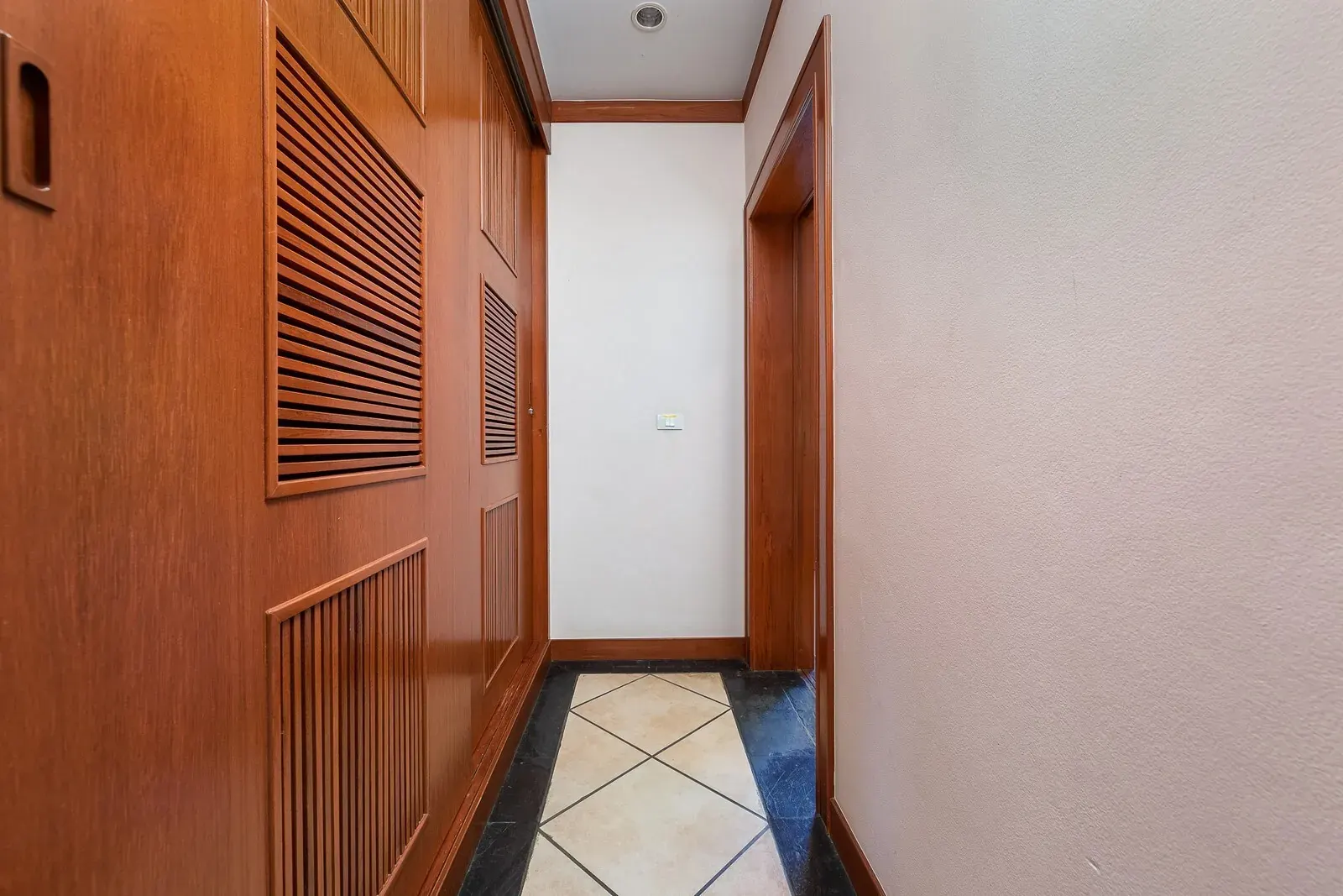 Villa Hoata, Най Харн — коридор со встроенными шкафами