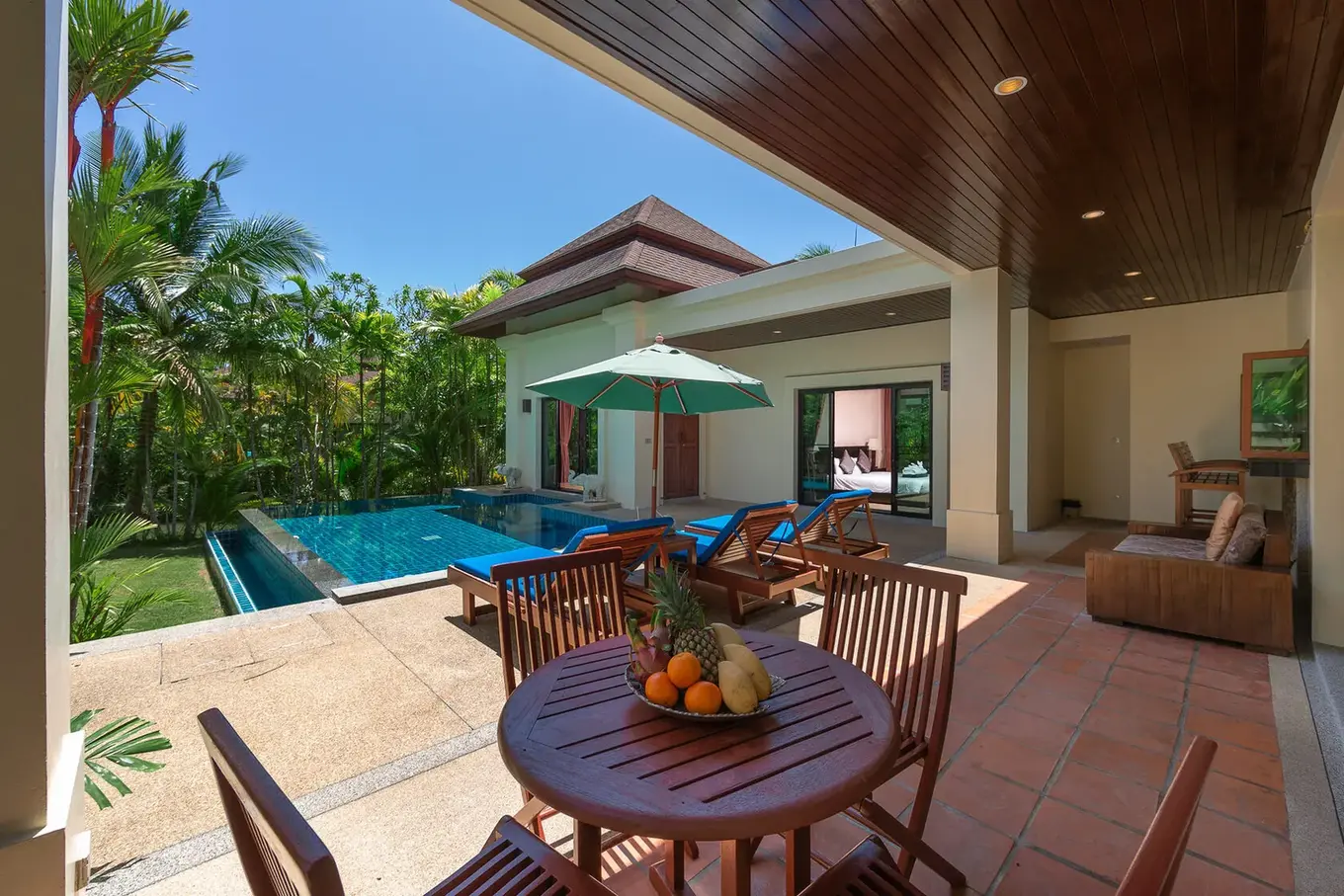 Villa Hoata, Най Харн — терраса с обеденным столом у бассейна