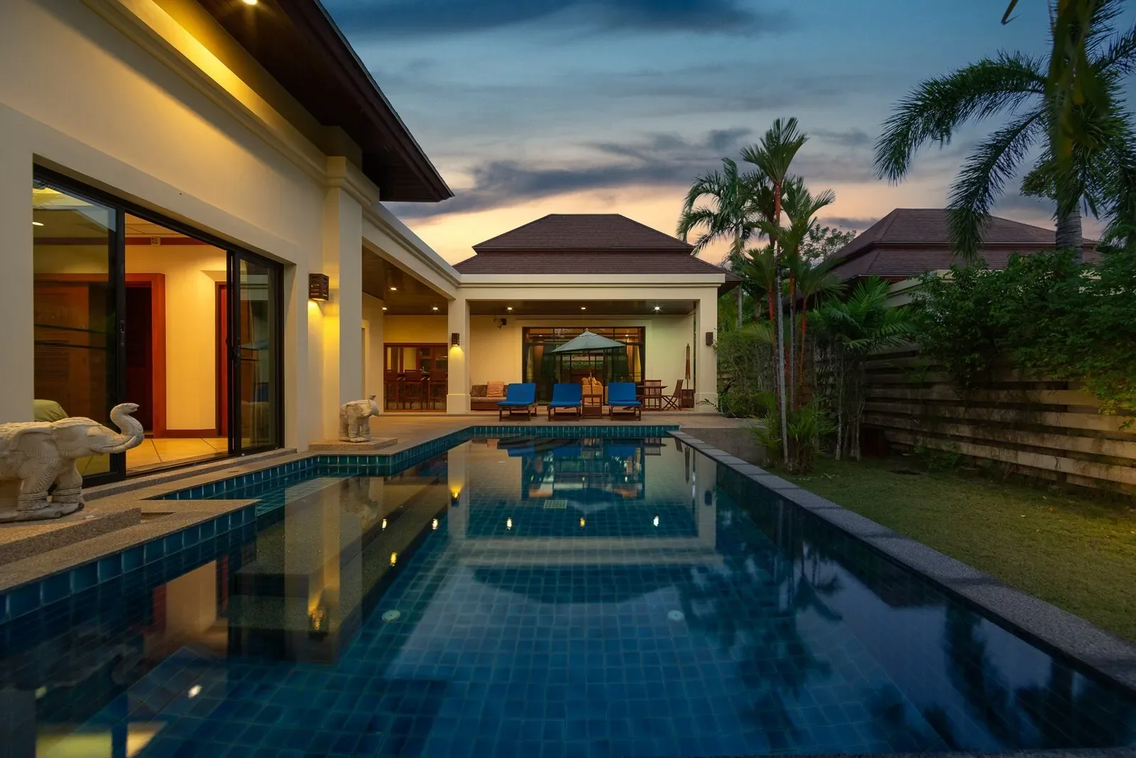 Villa Hoata, Най Харн — бассейн и вилла на закате