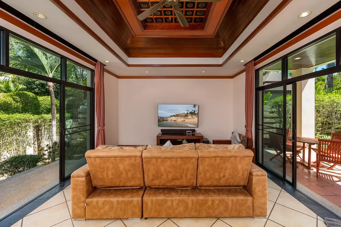 Villa Hoata, Най Харн — диван у панорамных окон гостиной