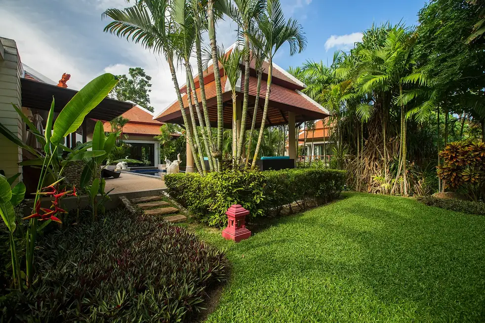 Villa Pagai, Най Харн — сад с пальмами и сала