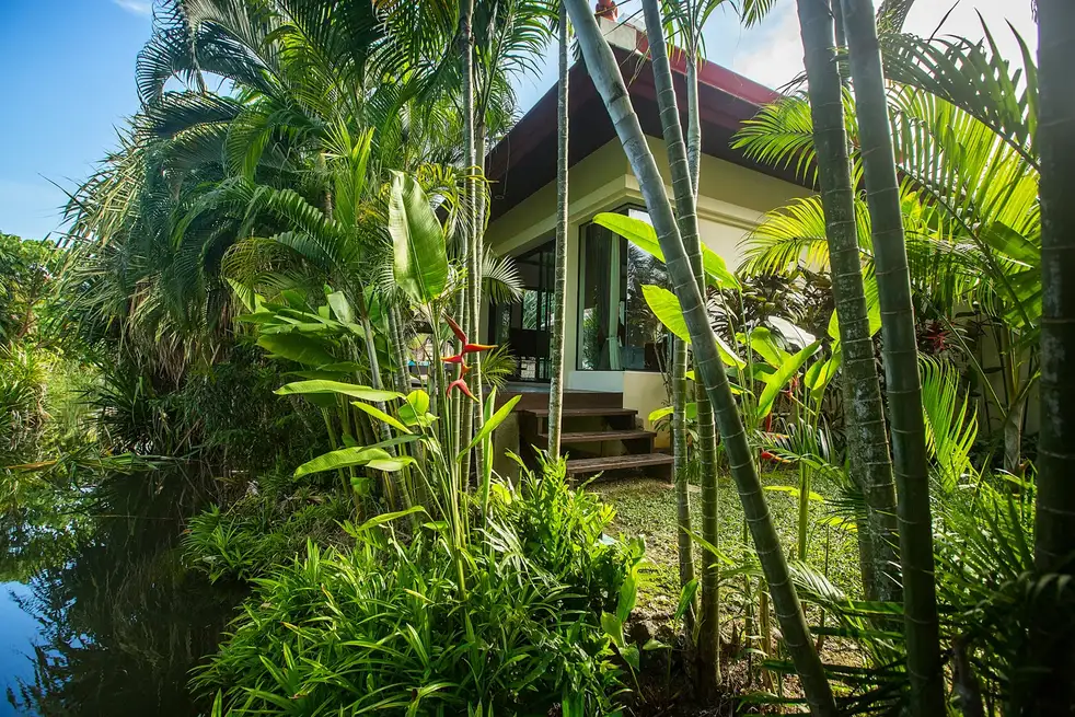 Villa Pagai, Най Харн — вилла со стороны сада