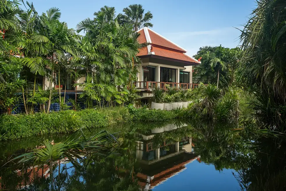 Villa Pagai, Най Харн — отражение виллы в пруду