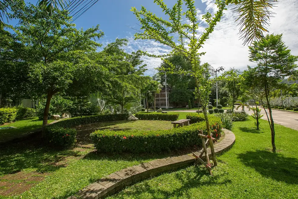 Villa Pagai, Най Харн — газон и дорожки посёлка