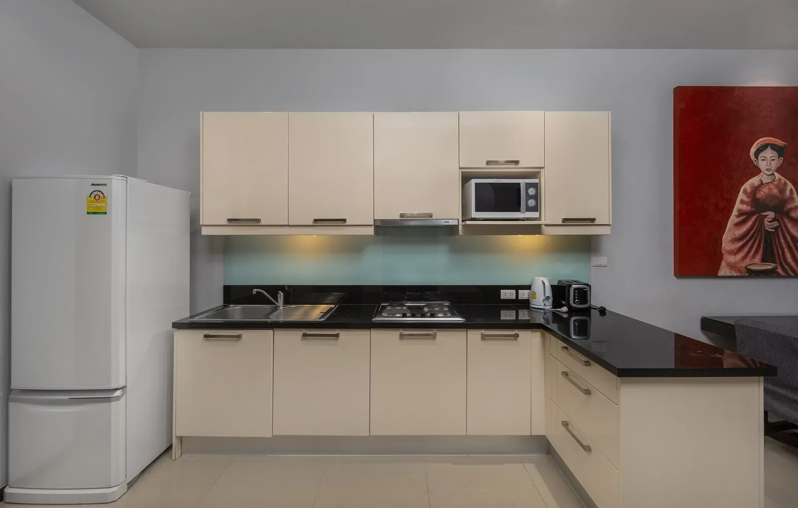 Villa Java, Най Харн — кухня в светлых фасадах с холодильником