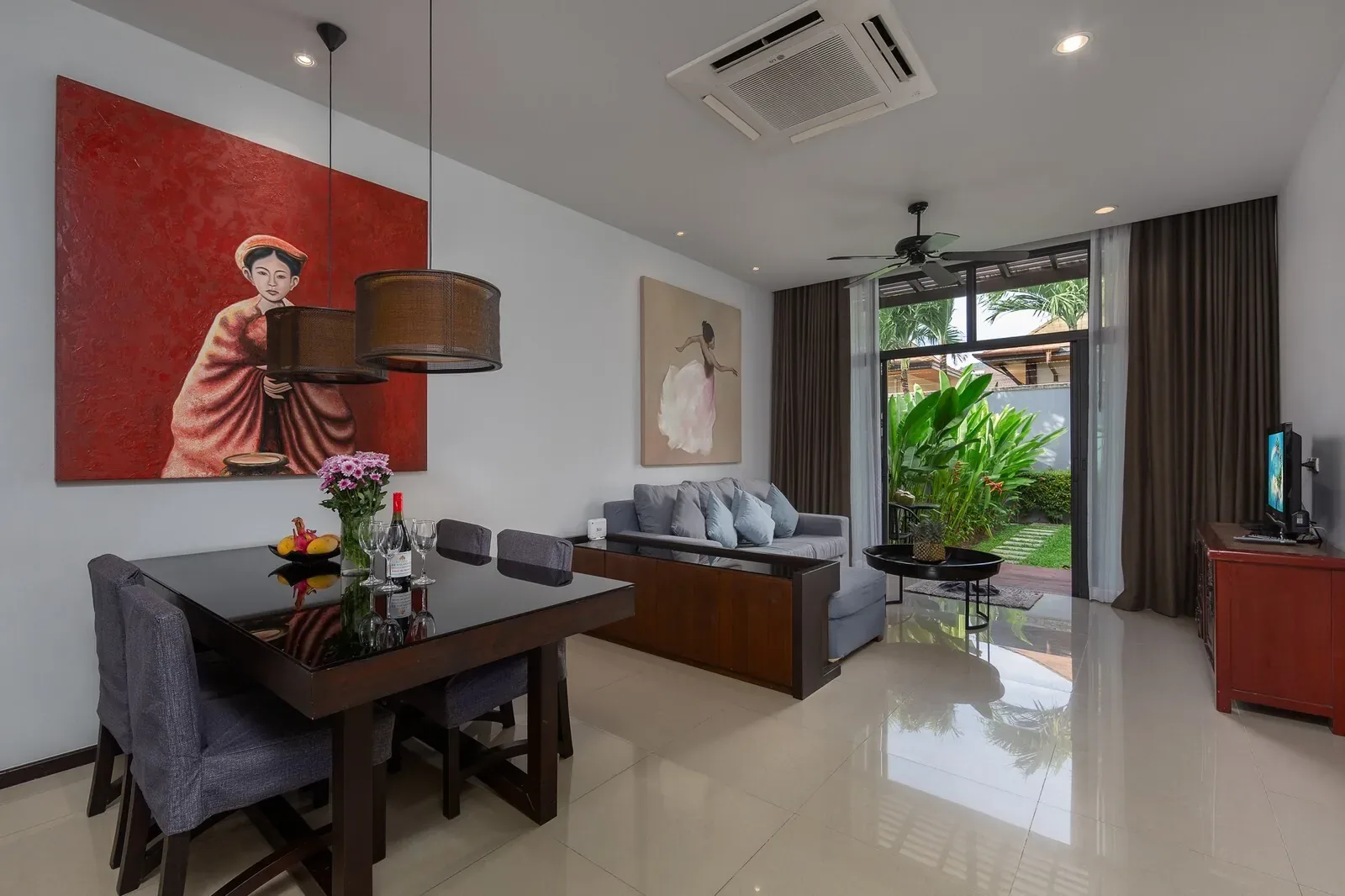 Villa Java, Най Харн — столовая и гостиная единым пространством