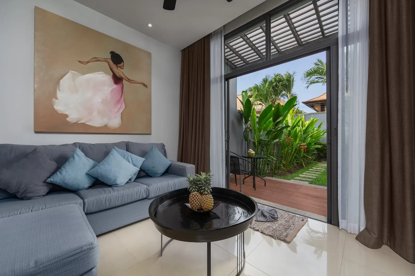 Villa Java, Най Харн — гостиная с картиной и выходом на террасу