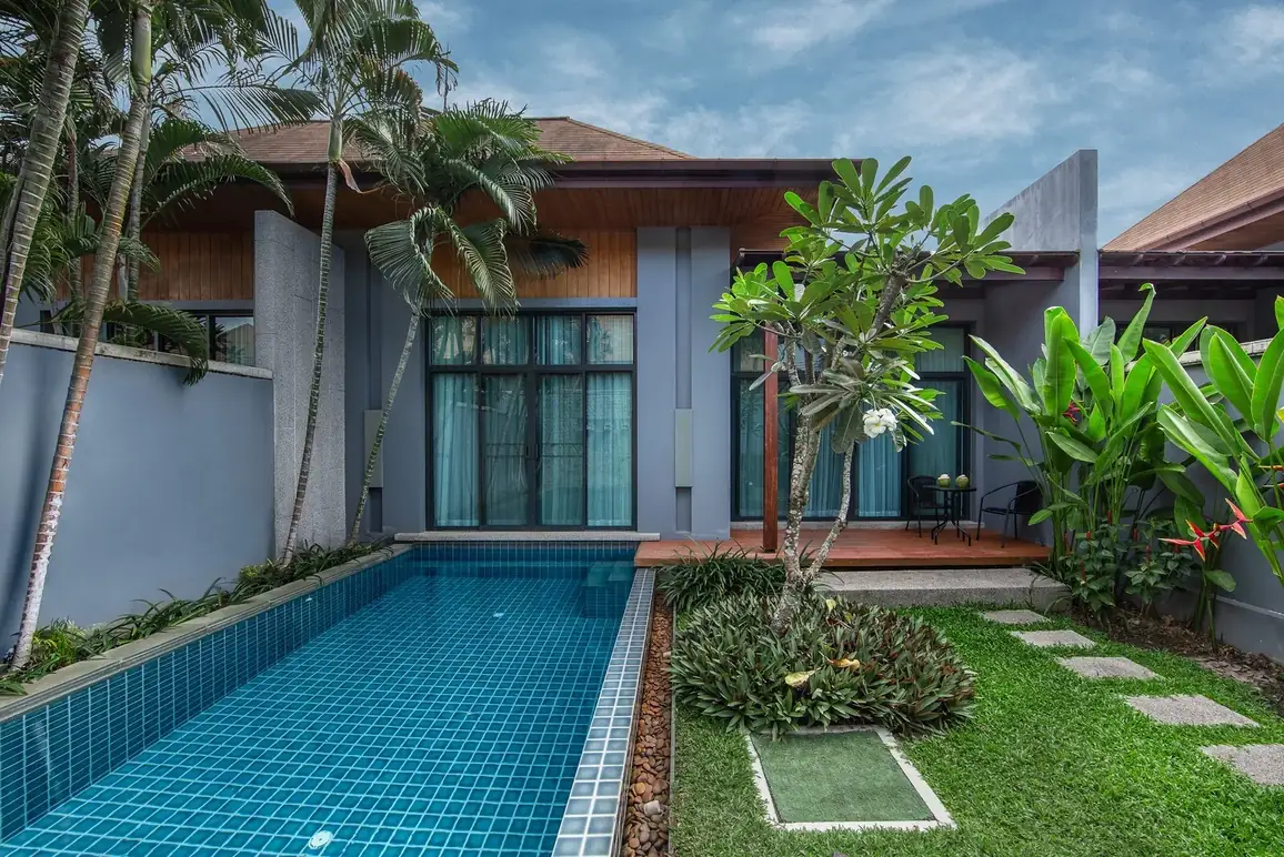 Villa Java, Най Харн — бассейн с дорожкой из плит и франжипани