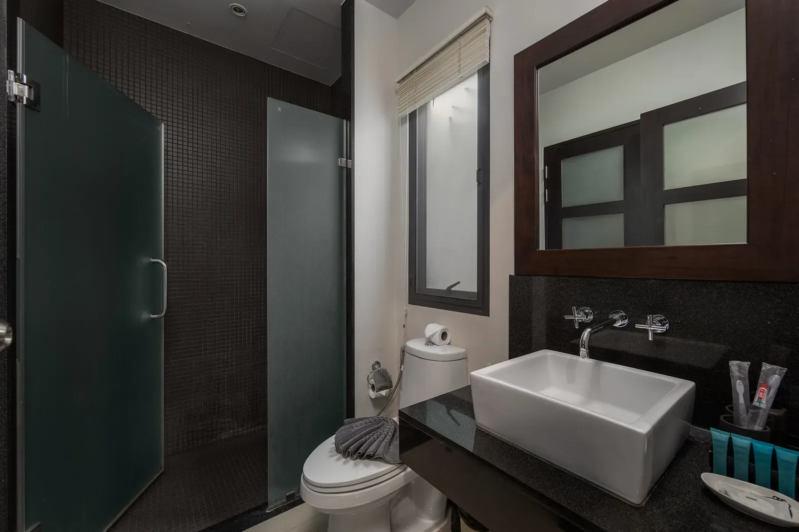Villa Java, Най Харн — санузел с раковиной и душевой