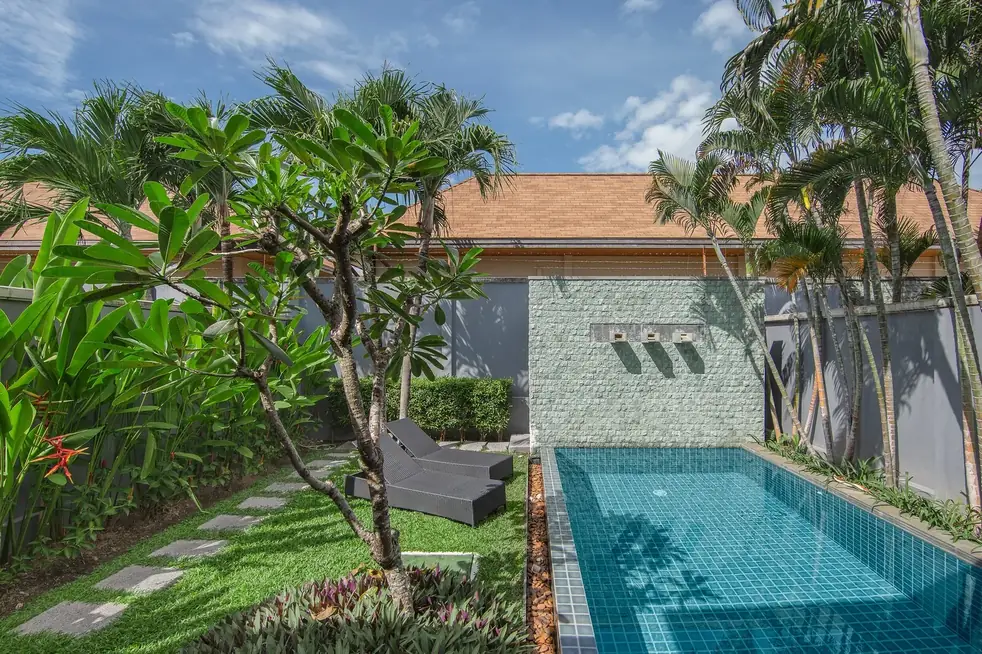 Villa Java, Най Харн — лежак на газоне под франжипани