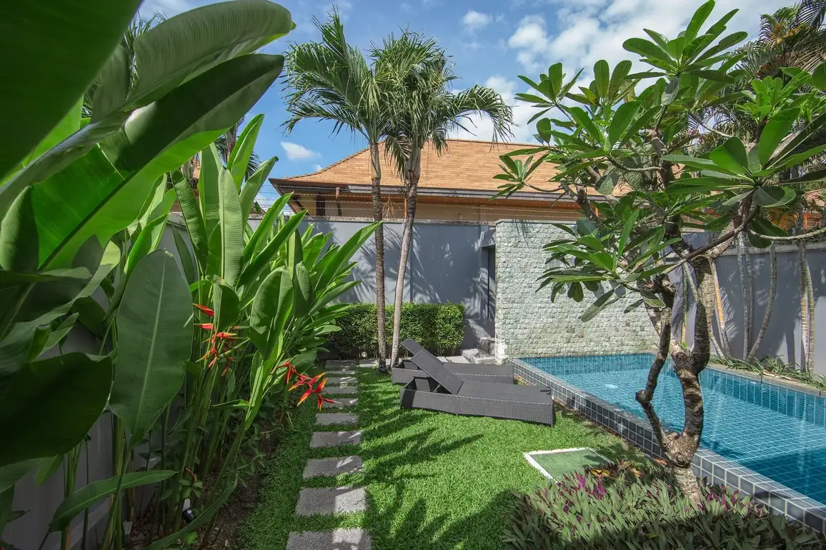Villa Java, Най Харн — сад с пальмами у бассейна