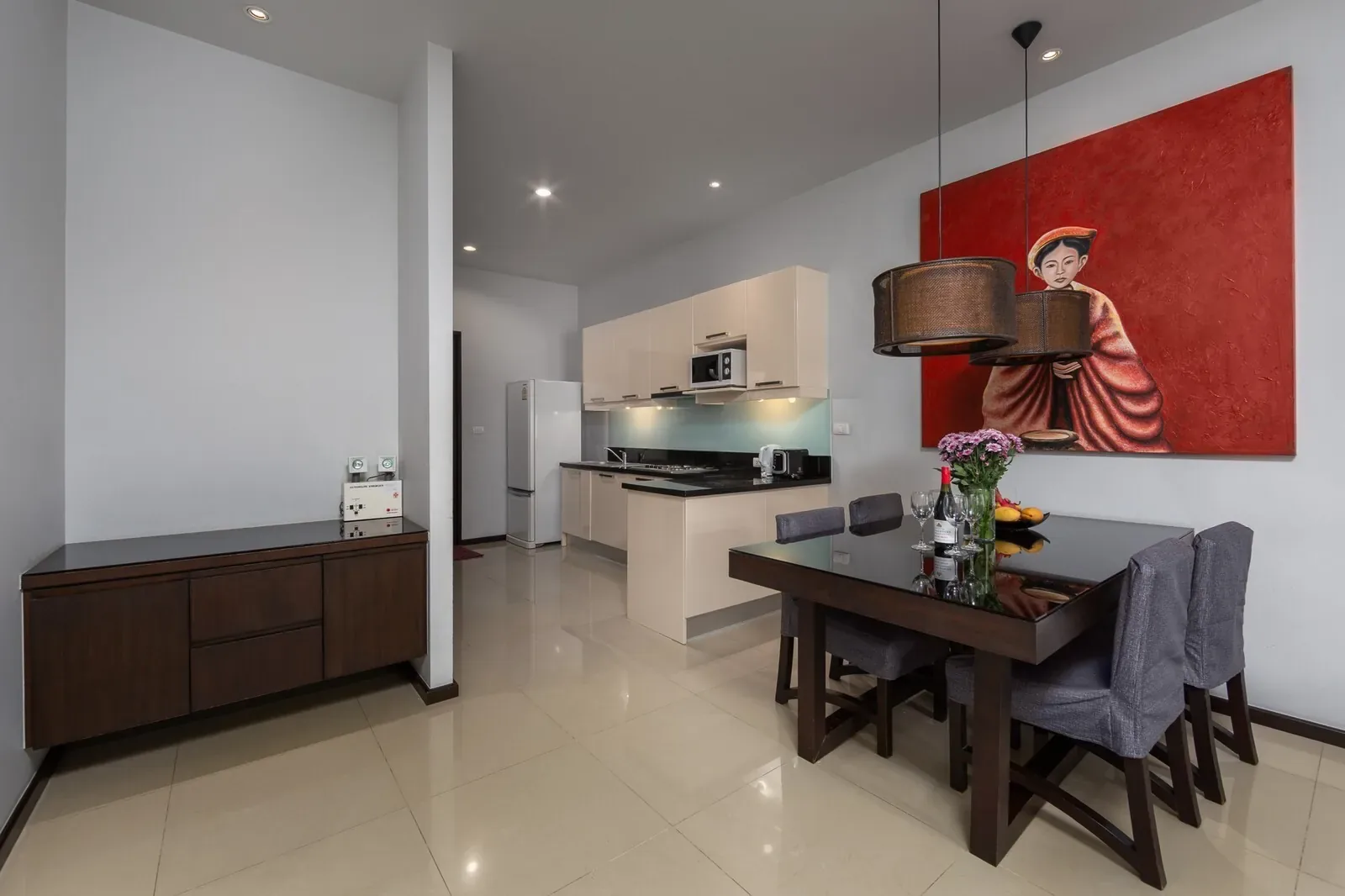 Villa Java, Най Харн — столовая с выходом на кухню