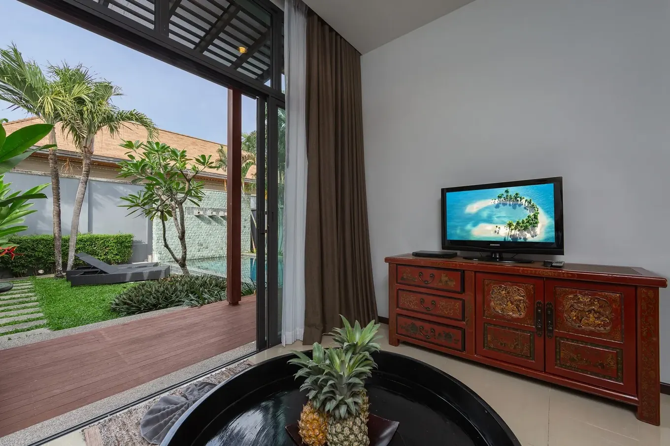 Villa Java, Най Харн — телевизор и комод у панорамной двери
