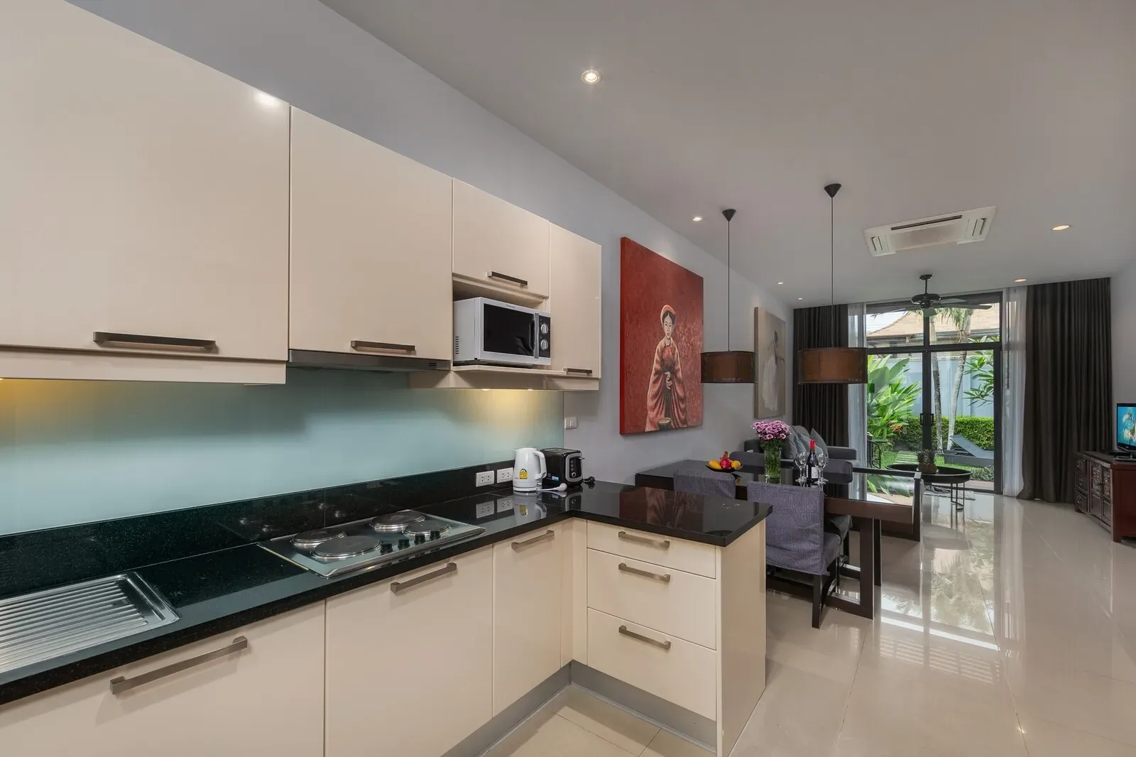 Villa Java, Най Харн — кухня с плитой и микроволновкой
