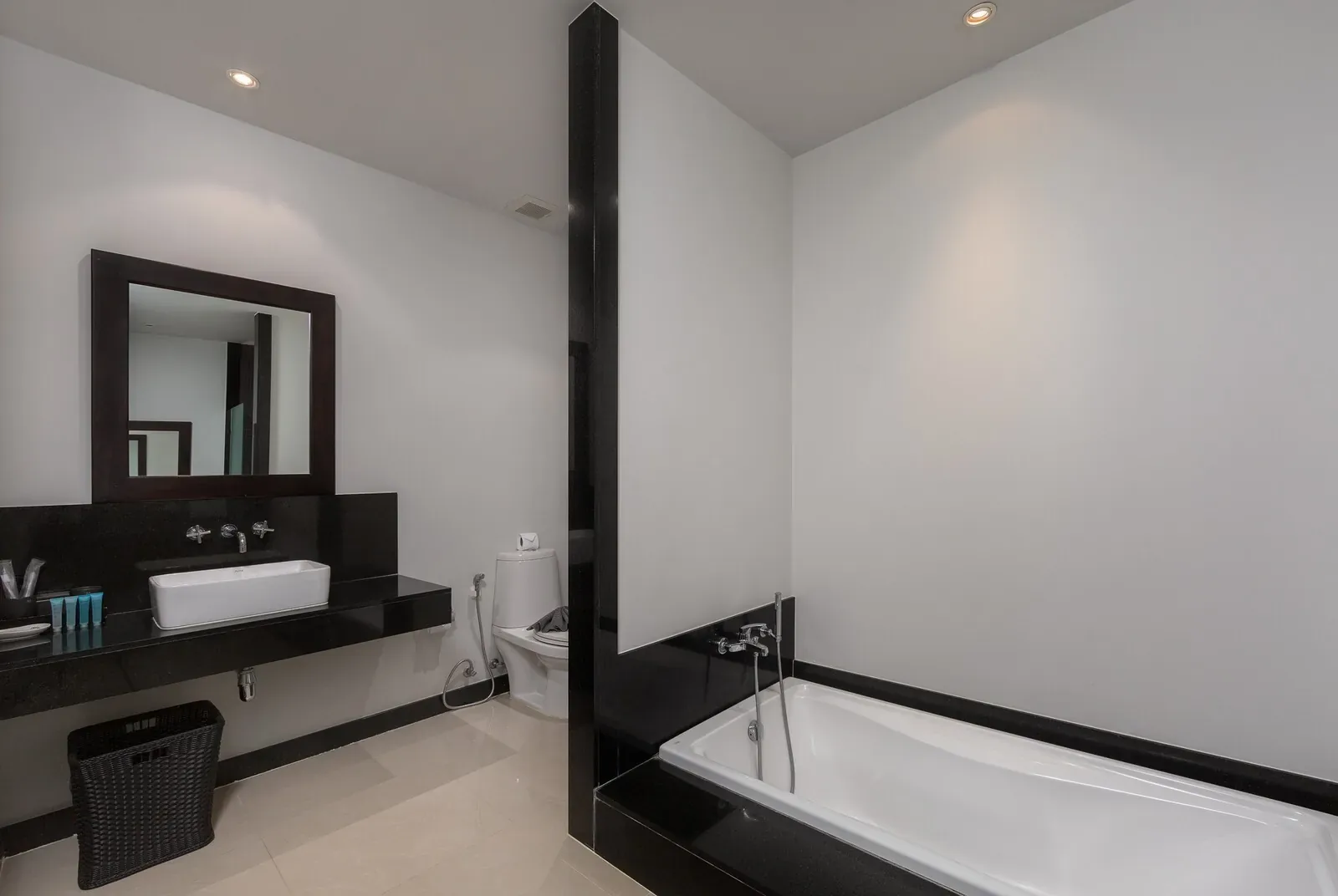 Villa Java, Най Харн — ванная с ванной и раковиной