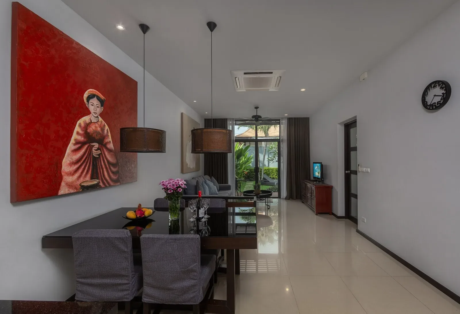 Villa Java, Най Харн — столовая с картиной и вентилятором