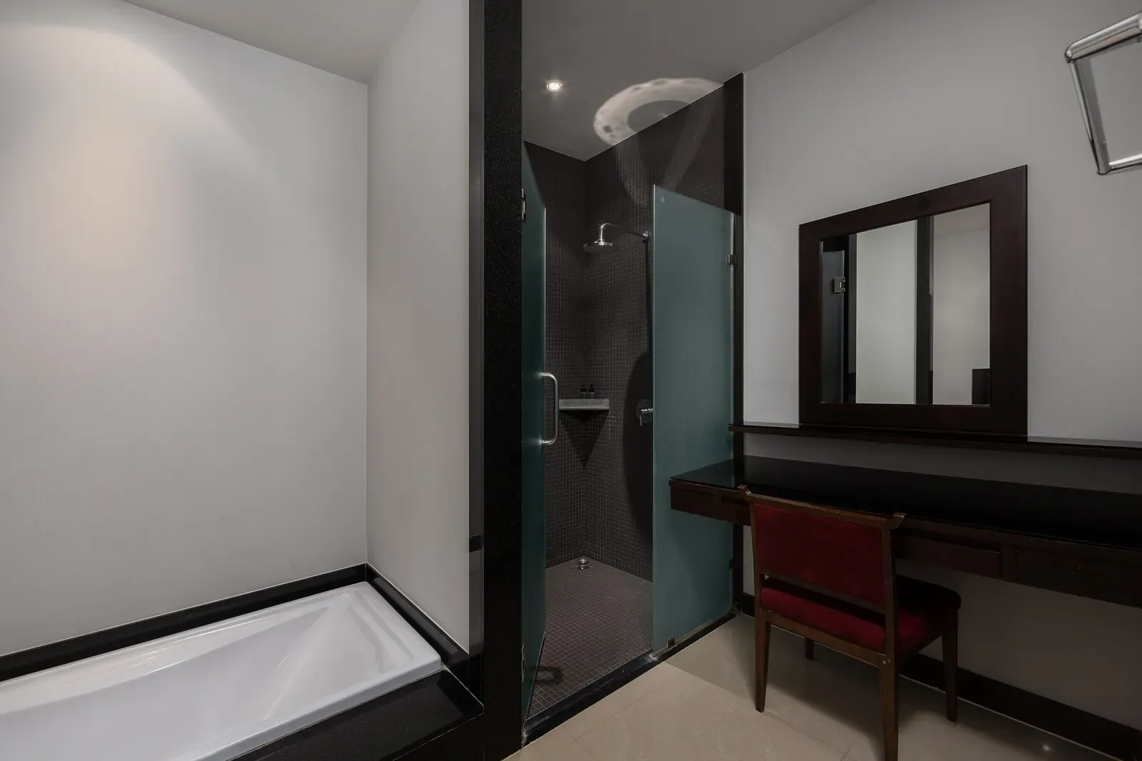 Villa Java, Най Харн — душевая и туалетный столик в ванной