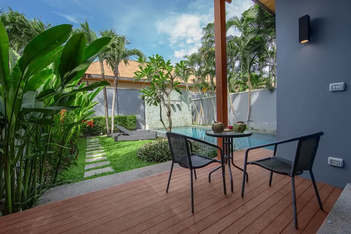 Villa Java, Най Харн — столик на террасе у входа в дом