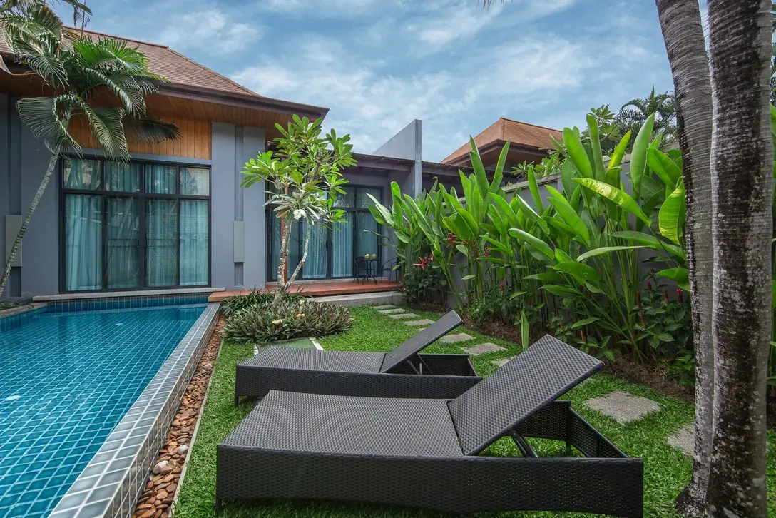 Villa Java, Най Харн — лежаки на газоне у бассейна