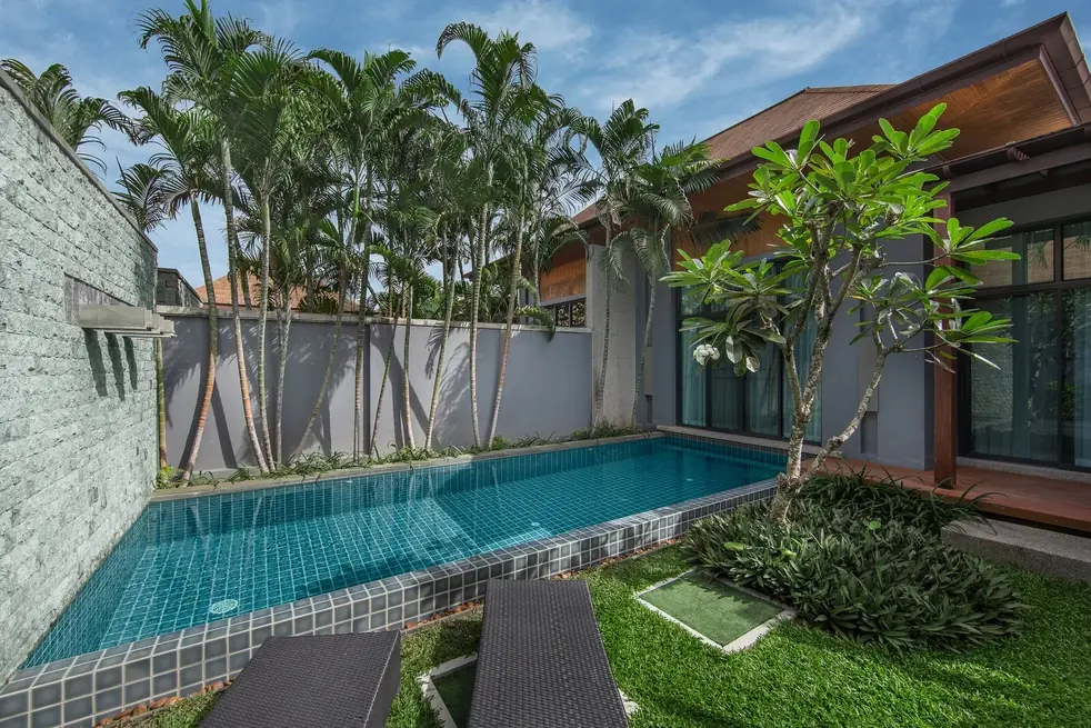 Villa Java, Най Харн — бассейн и газон вдоль виллы