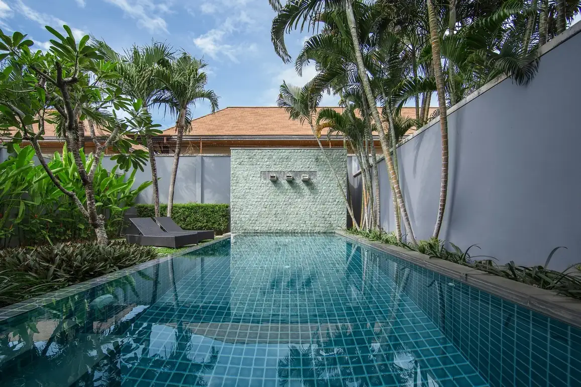 Villa Java, Най Харн — водослив в бассейн из каменной стены