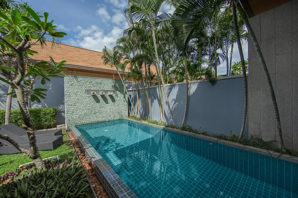 Villa Java, Най Харн — бассейн вдоль каменной стены