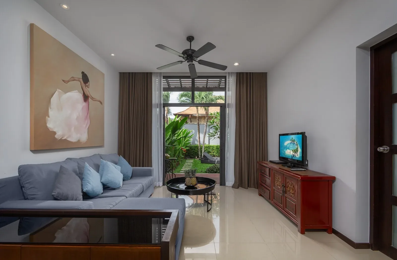 Villa Java, Най Харн — гостиная с ТВ и красным комодом