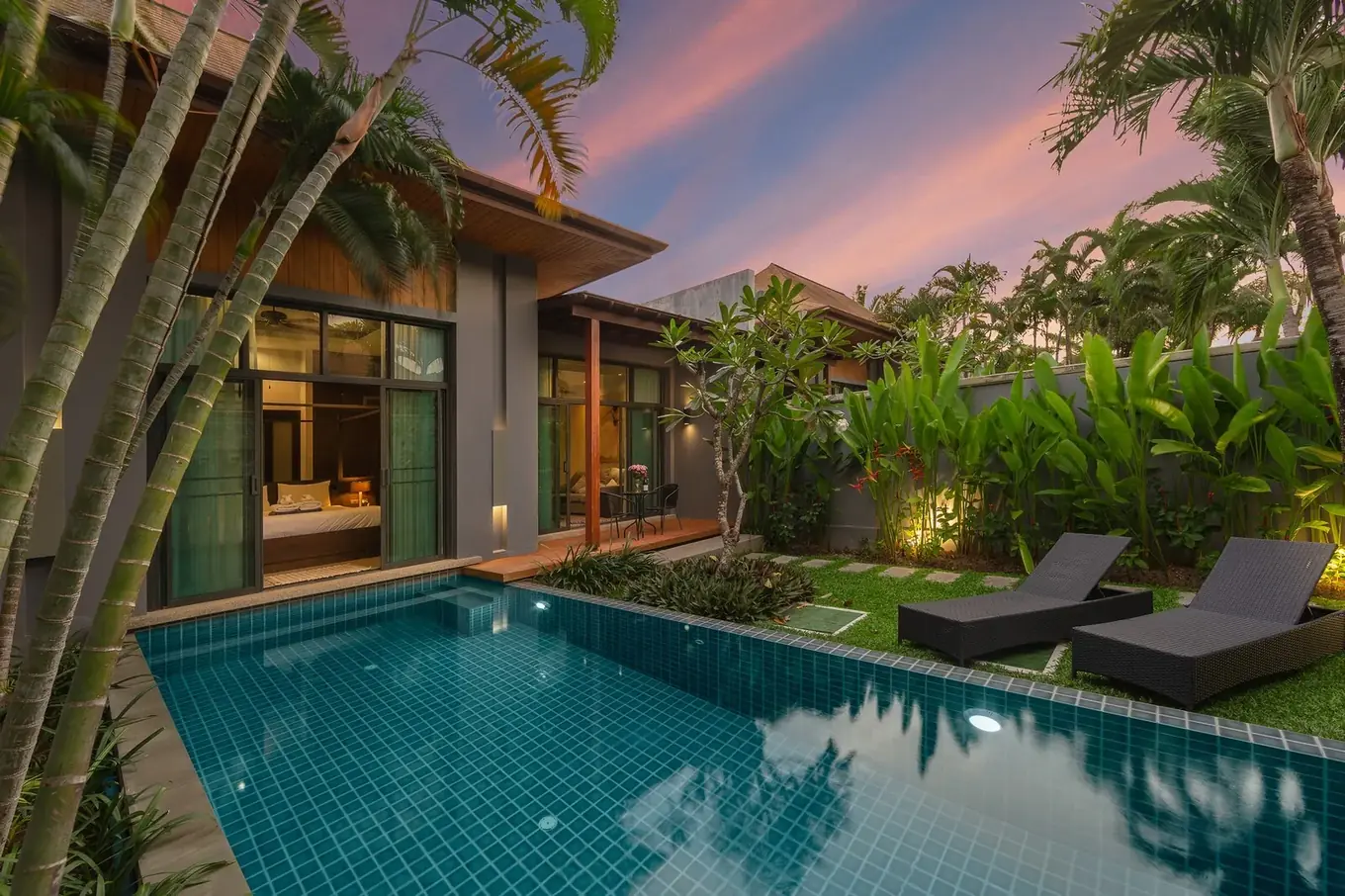 Villa Java, Най Харн — бассейн и вилла на закате