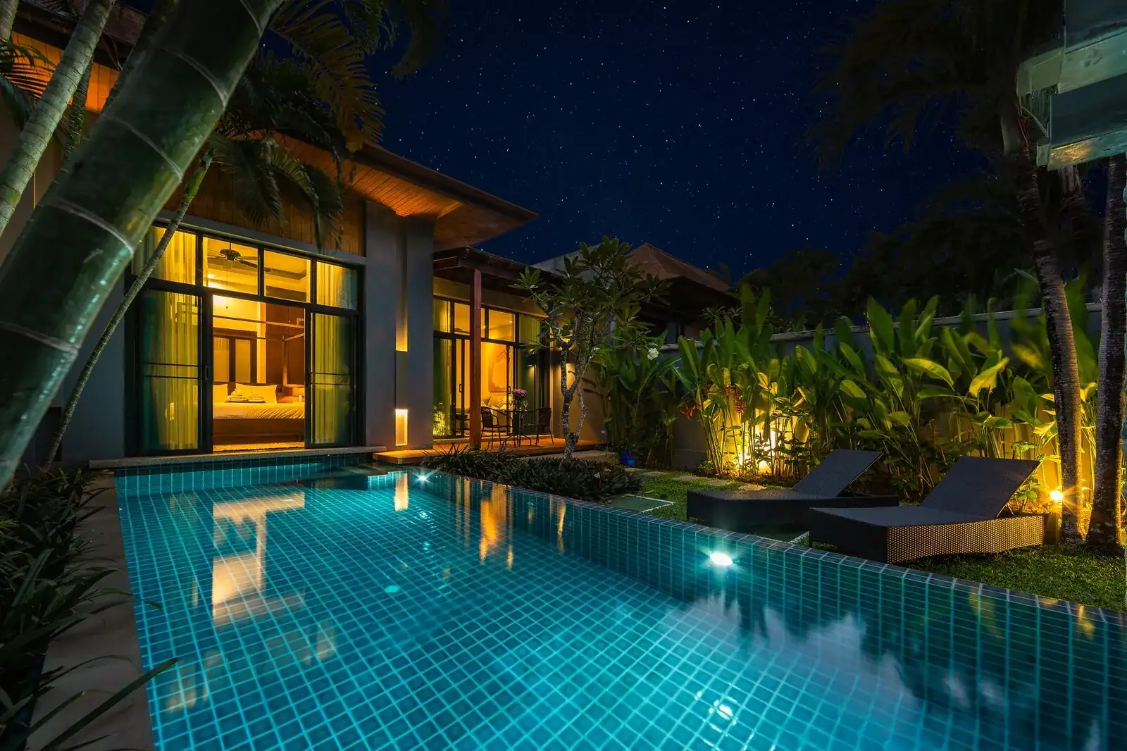 Villa Java, Най Харн — бассейн и вилла ночью