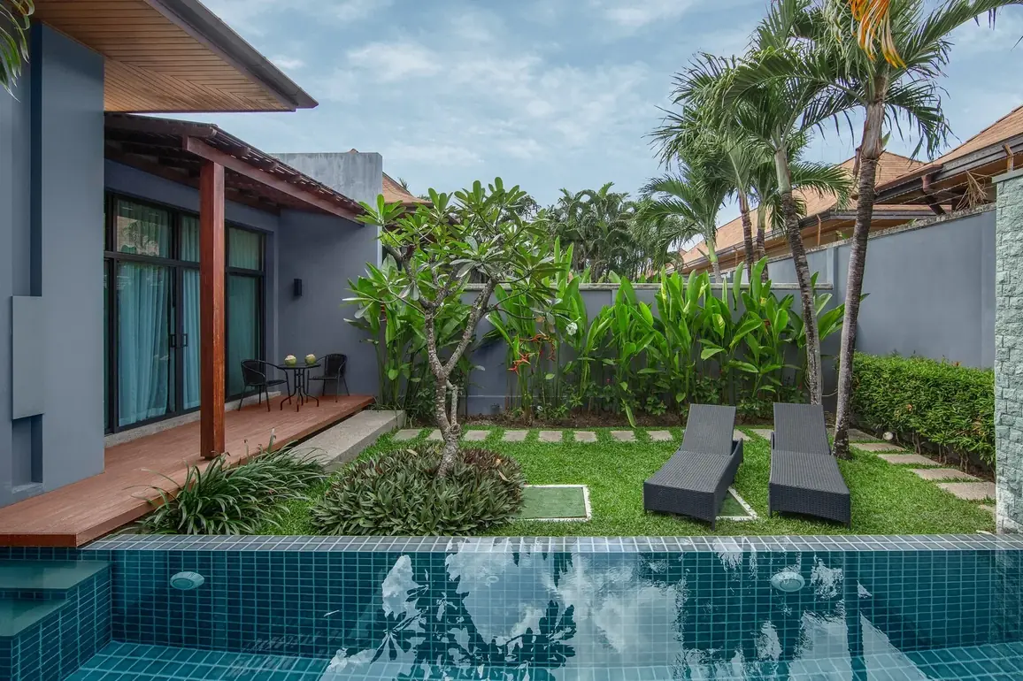 Villa Java, Най Харн — бассейн и панорамные двери спален
