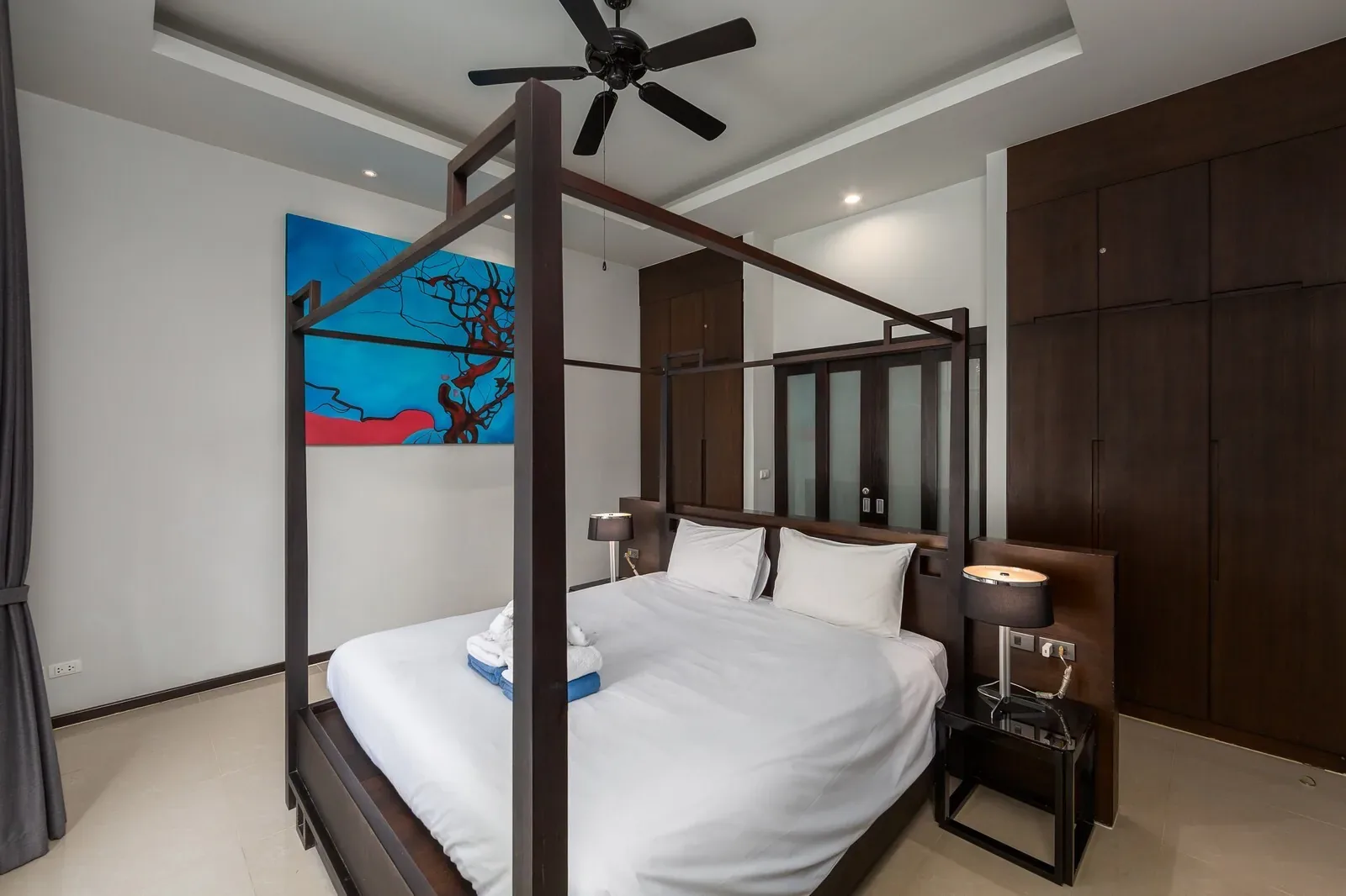 Villa Java, Най Харн — спальня с балдахином и картиной