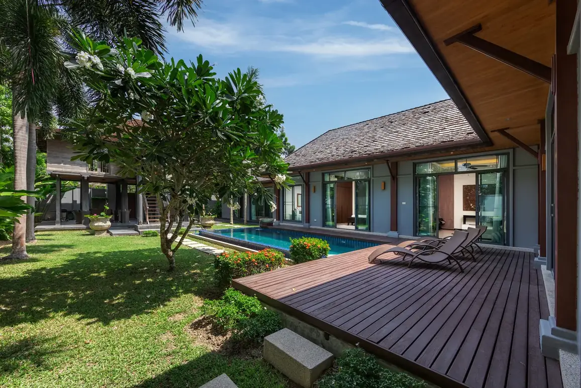 Villa Bulan, Най Харн — настил и газон вдоль бассейна