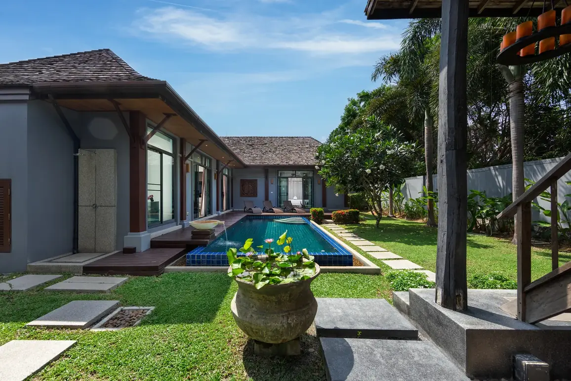 Villa Bulan, Най Харн — дорожка вдоль бассейна к дому