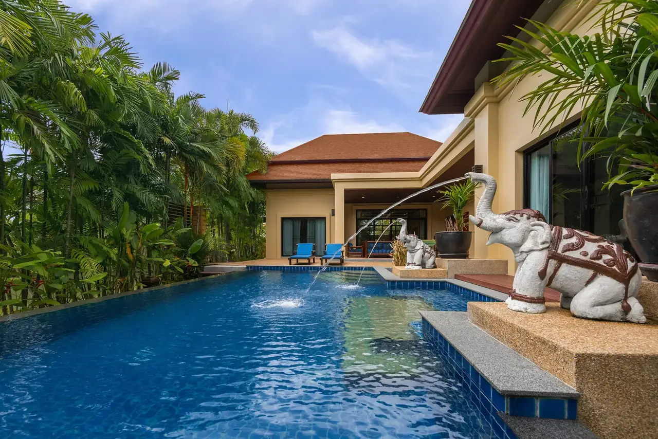 Villa Raas, Най Харн — бассейн со скульптурами слонов-фонтанов
