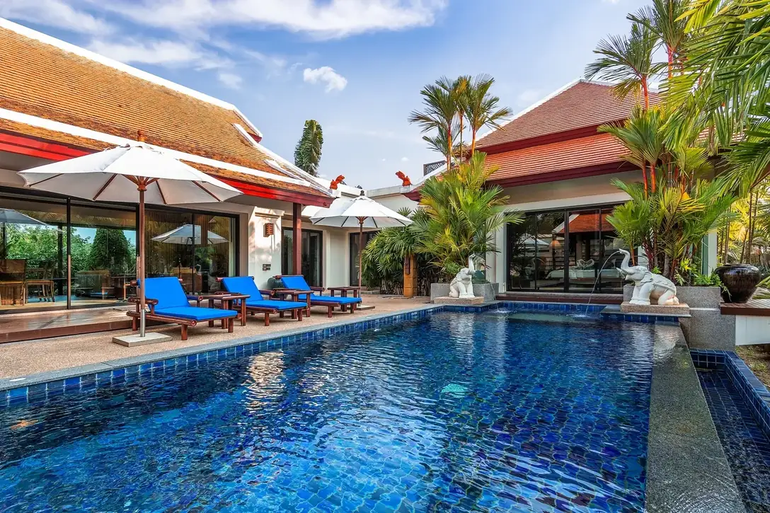 Villa Togian, Най Харн — бассейн и вилла с зонтами