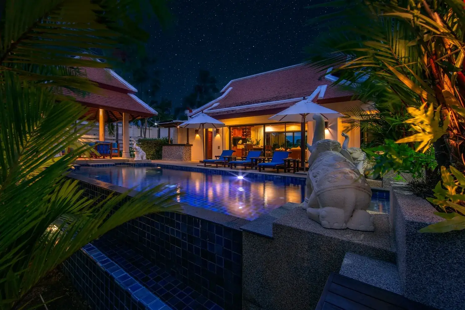 Villa Togian, Най Харн — вилла и бассейн ночью