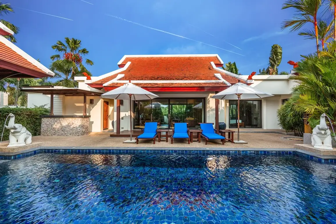 Villa Togian, Най Харн — бассейн, шезлонги и черепичные крыши
