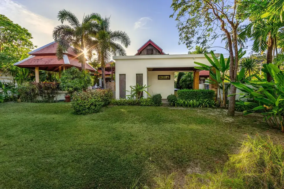 Villa Toba, Най Харн — фасад виллы и газон