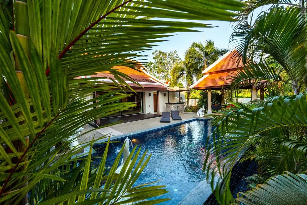 Villa Toba, Най Харн — бассейн среди пальм и черепичные крыши