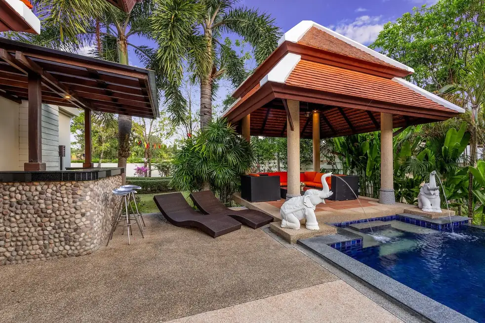 Villa Toba, Най Харн — шезлонги у бассейна и сала