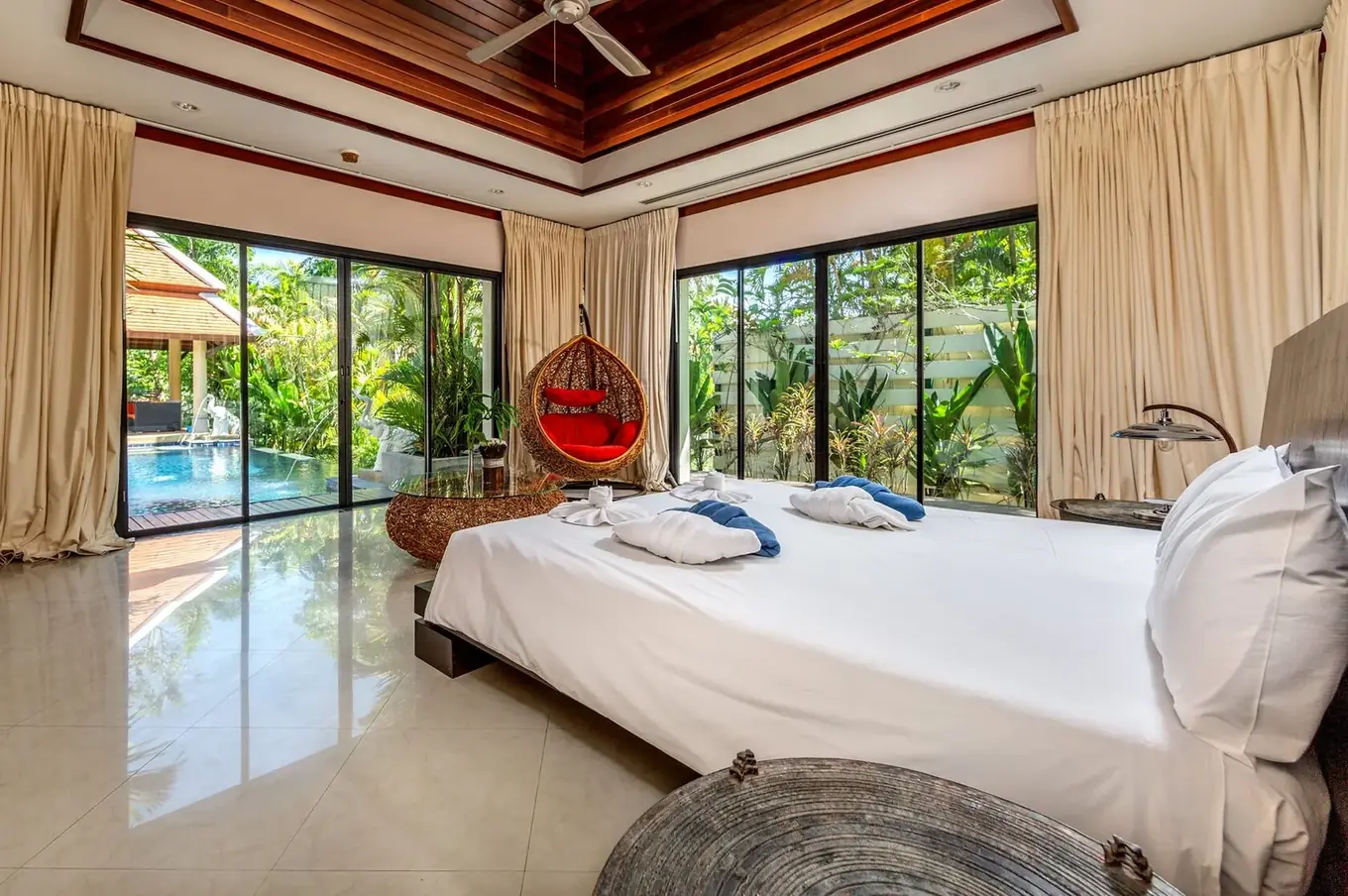 Villa Toba, Най Харн — спальня с выходом к бассейну и подвесным креслом